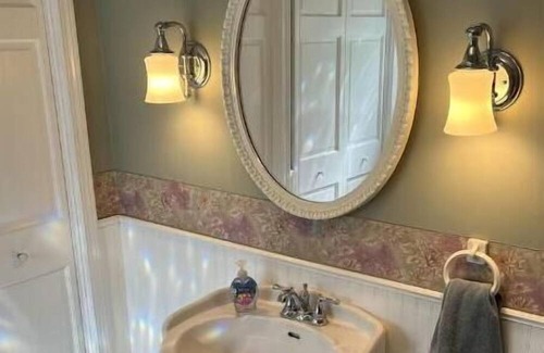 Croswell Haus | 4BR/2BA Farmhouse Sleeps 8, Pet Friendly!