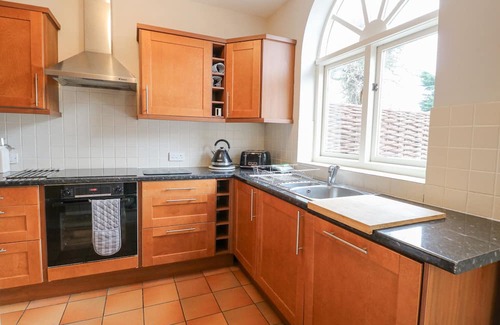 Tunstead Hütte | THE COACH HOUSE, pet friendly, with pool in Stalham