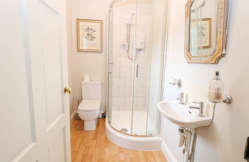 Tunstead Hütte | THE COACH HOUSE, pet friendly, with pool in Stalham