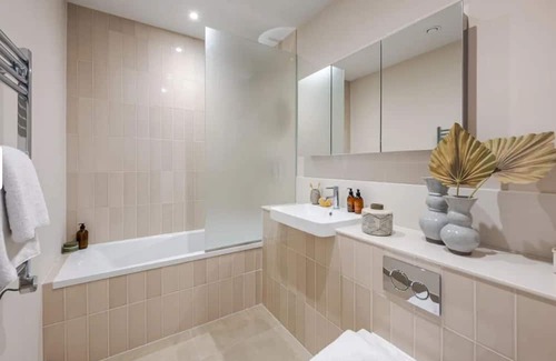 Brixton Hill Haus | Modern Luxury: 3 Bed, 2 Bath Residence with Private Garden in Vibrant Kings Mews