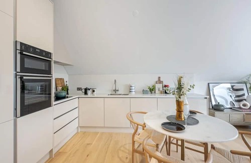 Brixton Hill Haus | Modern Luxury: 3 Bed, 2 Bath Residence with Private Garden in Vibrant Kings Mews