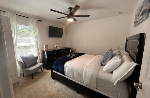 Deltona Lakes Haus | Private Luxury Guest Room w/ Golf Course Access Separate Entrance