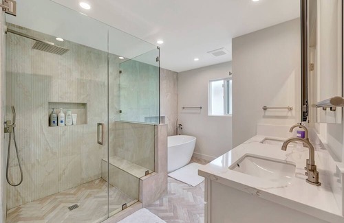 Bixby Knolls Haus | New Reno 3 BD Home - Pool - EV Charger