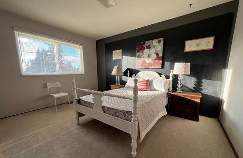 Delta Haus | Private Designer Room with Patio near Sungod Rec Center