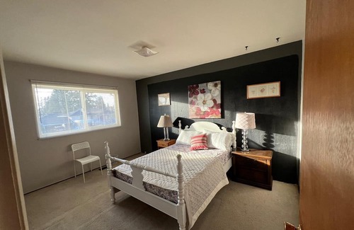 Delta Haus | Private Designer Room with Patio near Sungod Rec Center