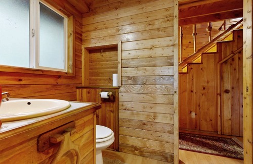 Marmot Kabine | Secluded cabin with pond views, streaming, W/D, & partial AC - dog-friendly