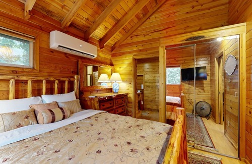 Marmot Kabine | Secluded cabin with pond views, streaming, W/D, & partial AC - dog-friendly