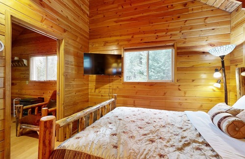 Marmot Kabine | Secluded cabin with pond views, streaming, W/D, & partial AC - dog-friendly