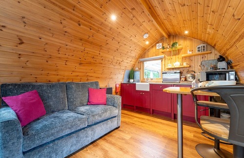 Clitheroe Kabine | Tranquil Luxury: Hot Tub, Firepit, & Sauna