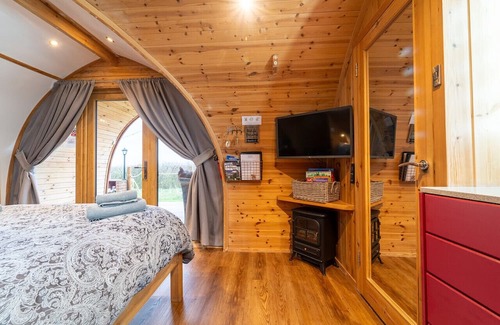 Clitheroe Kabine | Tranquil Luxury: Hot Tub, Firepit, & Sauna