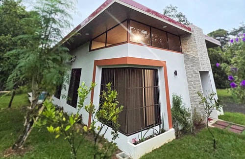 San Isidro de Grecia Kabine | EcoSky "Tranquil Retreat Near La Fortuna: Private Pool, Lake Access, and More!"