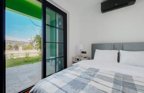 Alacati Wohnung | Duplex Villa w Shared Pool, Balcony in Alacati