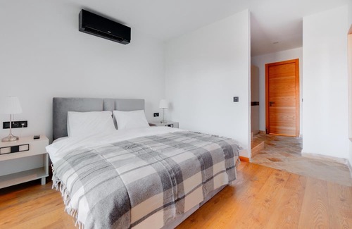 Alacati Wohnung | Duplex Villa w Shared Pool, Balcony in Alacati