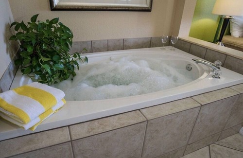 Weston Resort | Luxury One Bedroom and One Bathroom Unit with Full Amenities