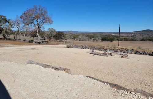Comfort Wohnmobilvermietung | RV Pad in the beautiful Texas hill country at Sunburst RV Camp