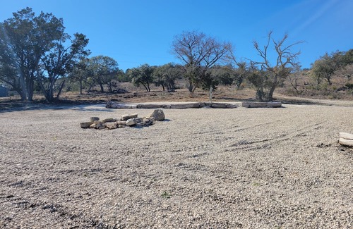 Comfort Wohnmobilvermietung | RV Pad in the beautiful Texas hill country at Sunburst RV Camp