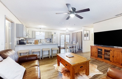 Knox City Haus | Recently renovated dog-friendly home with enclosed backyard, streaming, patio