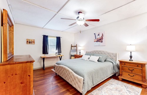 Knox City Haus | Recently renovated dog-friendly home with enclosed backyard, streaming, patio