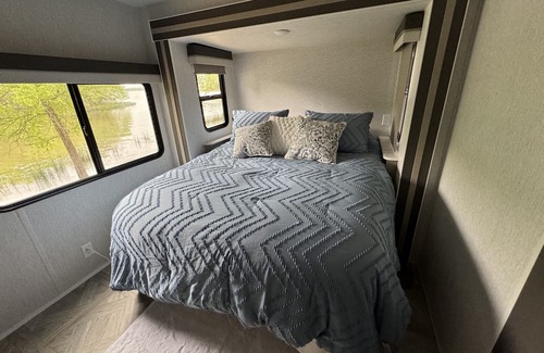 Alba Wohnmobilvermietung | Family and Pet-Friendly Camper Steps Away from Lake Fork!