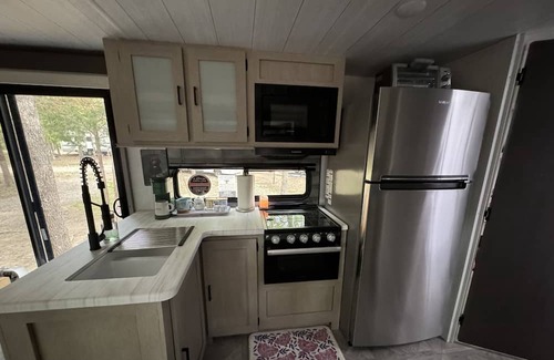 Alba Wohnmobilvermietung | Family and Pet-Friendly Camper Steps Away from Lake Fork!