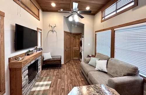 Lindale Kabine | Cozy cabin on the edge of the woods yet close to downtown Lindale.