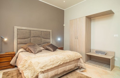 Belpasso Haus | Holiday Home 'Le 100 Sculture Apartment' with Mountain View, Wi-Fi and Air Conditioning