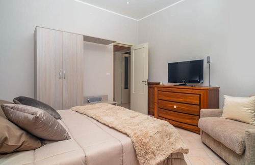 Belpasso Haus | Holiday Home 'Le 100 Sculture Apartment' with Mountain View, Wi-Fi and Air Conditioning