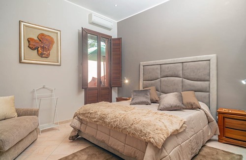 Belpasso Haus | Holiday Home 'Le 100 Sculture Apartment' with Mountain View, Wi-Fi and Air Conditioning