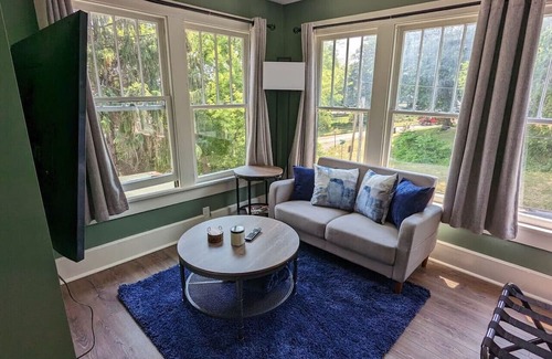 Davenport Haus | ~Eclectic~Modern Davenport Suite