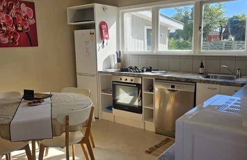 Holdens Bay Haus | Holden's Bay Hideaway MBT
