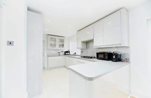 Purley Haus | 5BR Family Home Close to Parks and City Links
