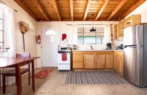 Wonder Valley Kabine | Secluded JT Desert Cabin w/Mt View/Hot tub/Stars & Outdoor Shower. Fenced/dogs!