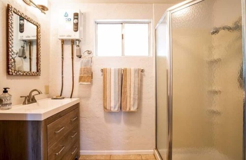 Wonder Valley Kabine | Secluded JT Desert Cabin w/Mt View/Hot tub/Stars & Outdoor Shower. Fenced/dogs!