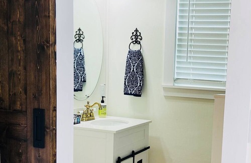 Newport Hütte | Whimsical Cottage in the Smoky Mountain Foothills