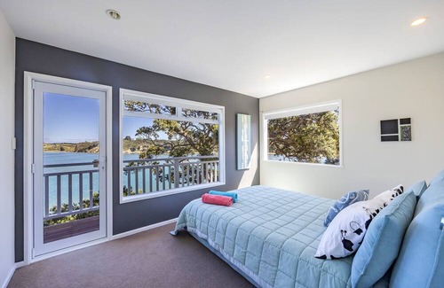 Arkles Bay Haus | Go to beach from your own track