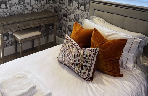 Aldingbourne Haus | Luxury two bed cottage not far from the festivities of Goodwood
