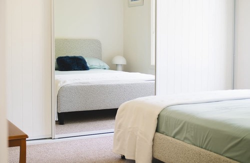 Lake Macquarie City Council Hütte | Welcome to Blue Bungalow, a 2 bedroom cottage with waterfront access.