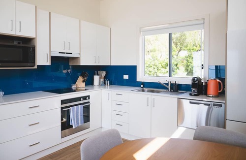 Lake Macquarie City Council Hütte | Welcome to Blue Bungalow, a 2 bedroom cottage with waterfront access.