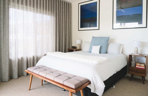 Lake Macquarie City Council Hütte | Welcome to Blue Bungalow, a 2 bedroom cottage with waterfront access.