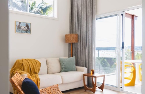 Lake Macquarie City Council Hütte | Welcome to Blue Bungalow, a 2 bedroom cottage with waterfront access.