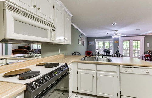 Shorterville Hütte | Abbeville Cottage w/ Grill: Steps to Lake Eufaula!