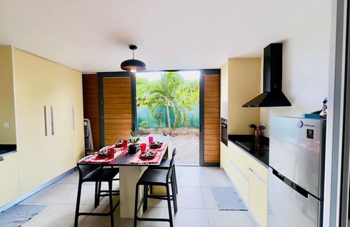 Tahiti Wohnung | Cozy apartment steps away from the beach, supermarket, and bakery.
