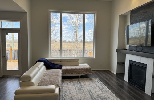 Fort Gary Haus | Spacious yet cozy bridgewater lakes home surrounded by green space!