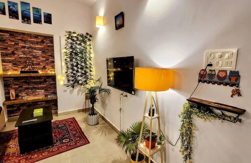 Lanka Wohnung | Luxurious Apartment Near Assi Ghat!