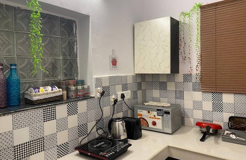 Lanka Wohnung | Luxurious Apartment Near Assi Ghat!