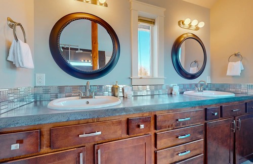 Bellingham Haus | Stunning mountain view home on 10 acres with a washer/dryer