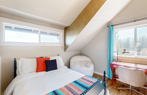 Bellingham Haus | Stunning mountain view home on 10 acres with a washer/dryer