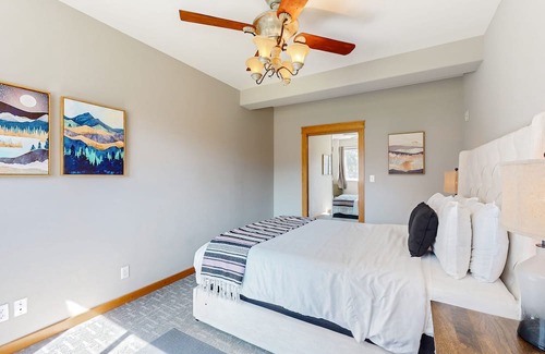 Bellingham Haus | Stunning mountain view home on 10 acres with a washer/dryer