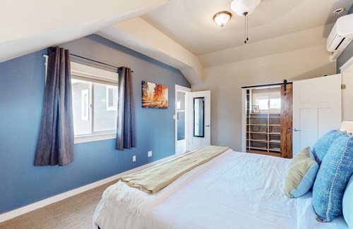 Bellingham Haus | Stunning mountain view home on 10 acres with a washer/dryer
