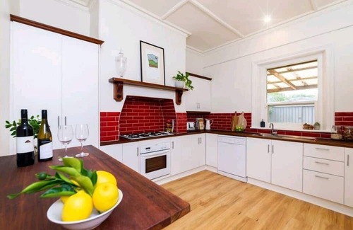 Angaston Haus | Chilli's Cottage: Entire pet friendly home in the Barossa Valley
